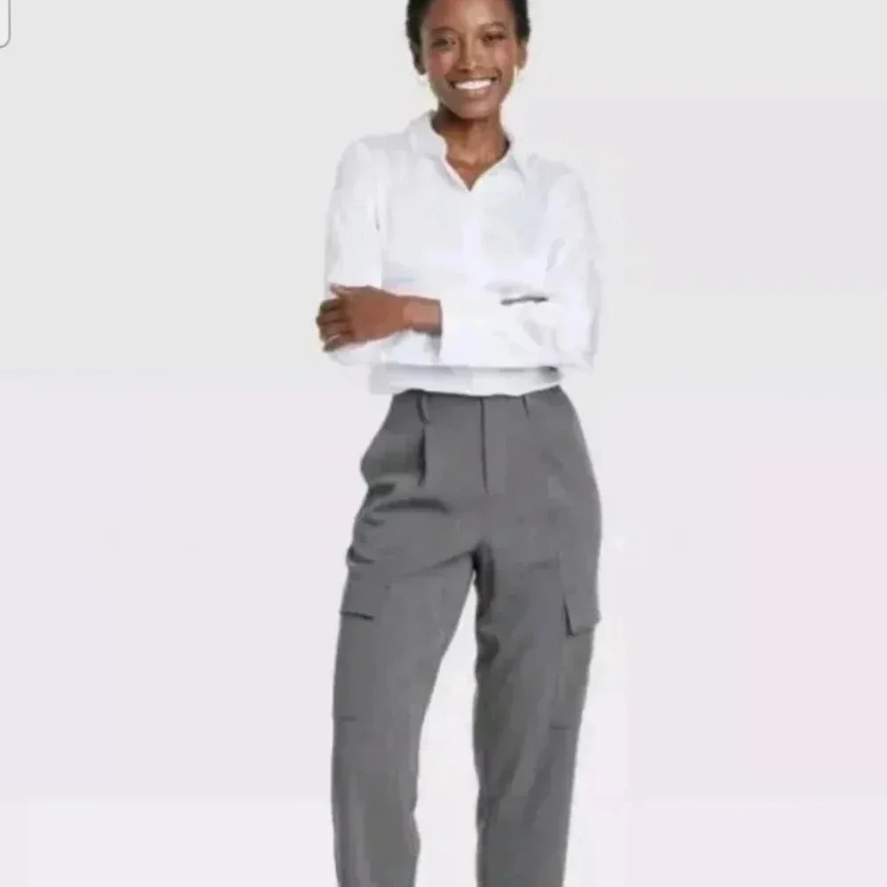 NWOT Cargo Pleated Front Pants Womens Size 10 Grey Front Pockets Pretty